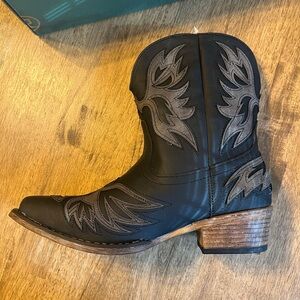 Black cowgirl boots